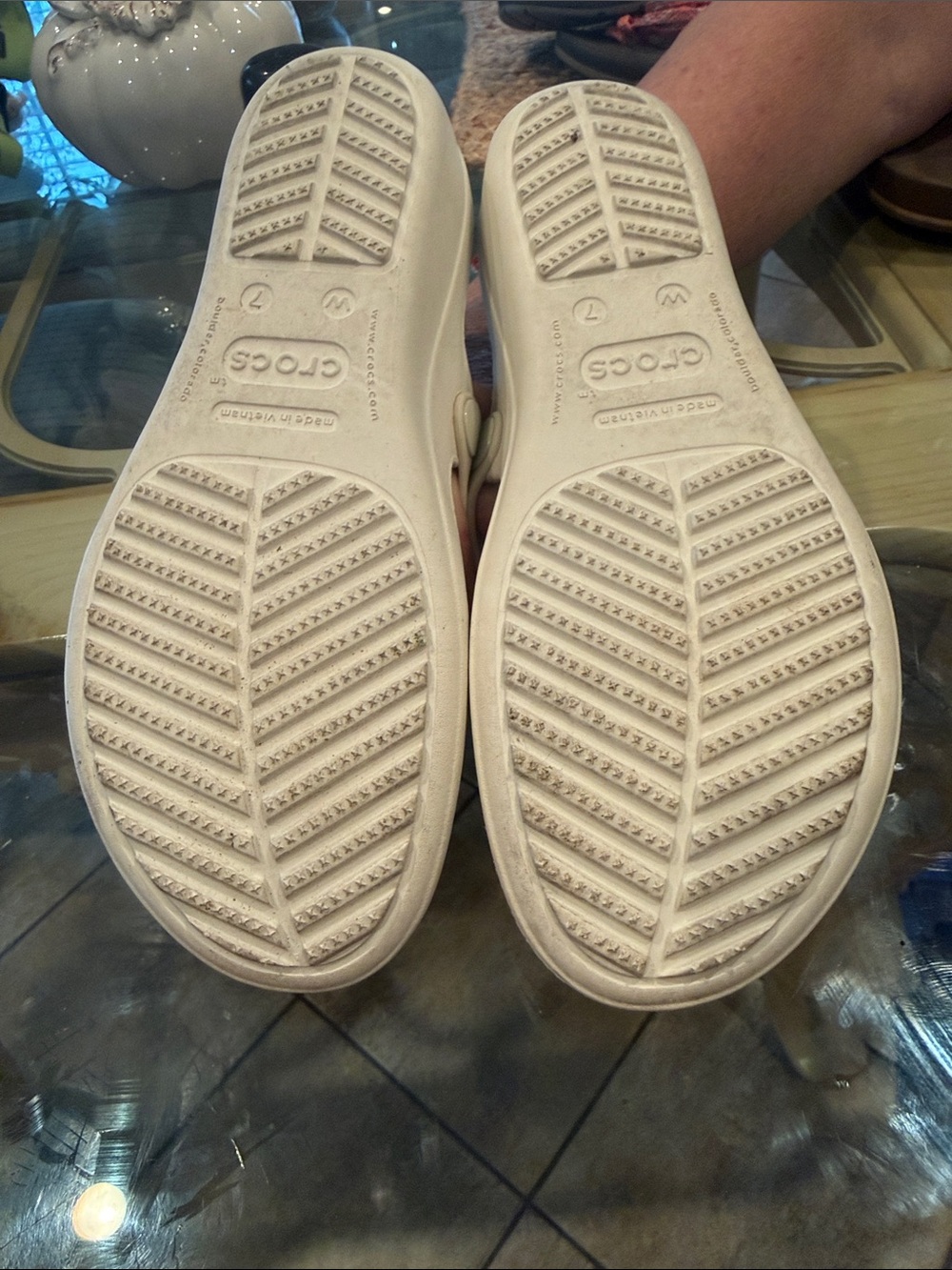 CROCS Women’s White Thong Sandals with Gold Discs - Picture 2 of 2